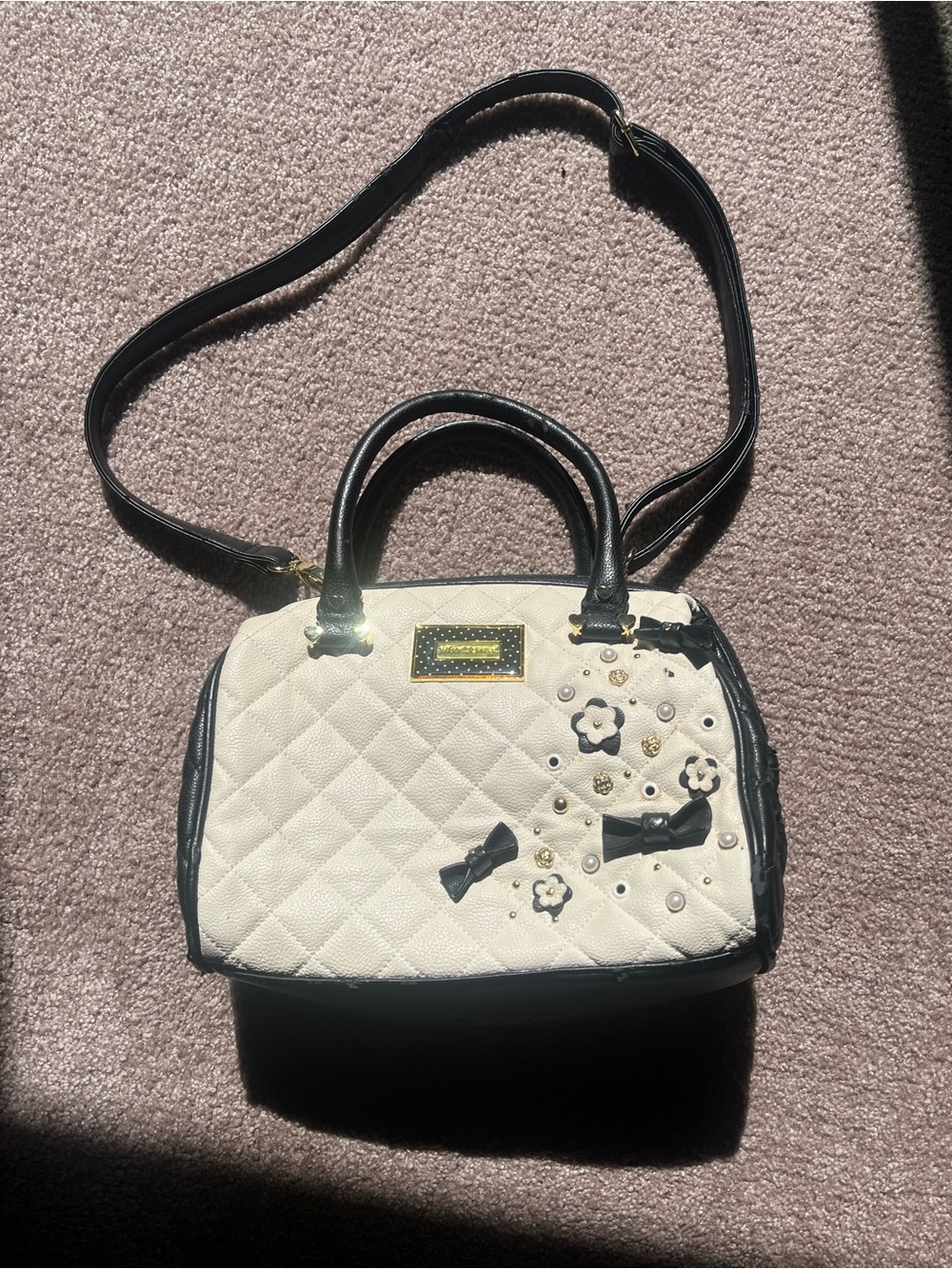 VTG 00’s / Y2K Betsy Johnson White & Black Quilted Pearl Crossbody Bag
